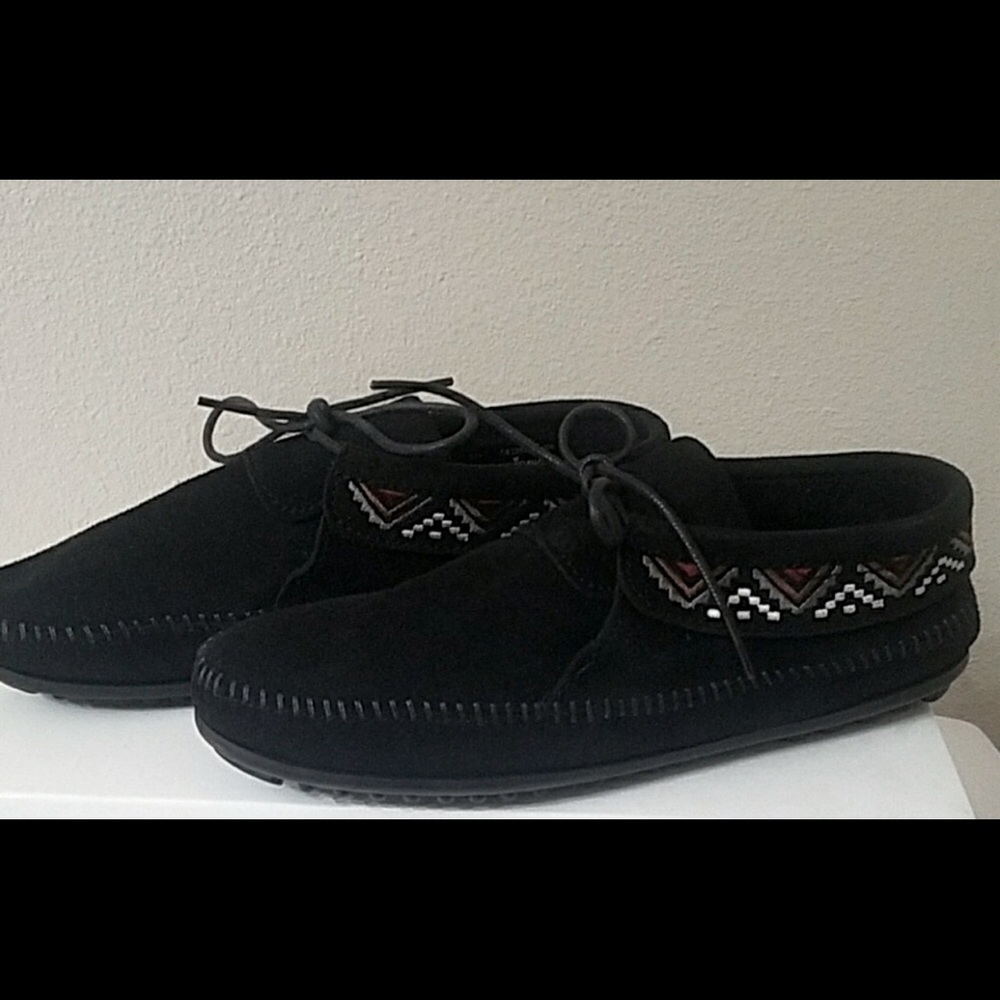 Minnetonka moccasins black suede embroidered print laced size 7.5 women’s.